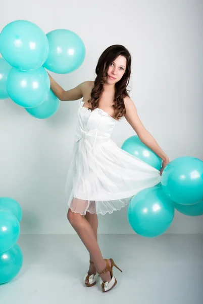 Όμορφα σγουρά κορίτσι σε ένα λευκό φόρεμα και γυαλιά ηλίου σε στιλ ντίσκο παίζουν με μπαλόνια — Φωτογραφία Αρχείου