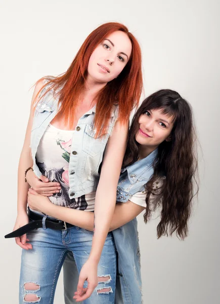 Two girlfriends were offended, turned their backs to each other. different emotions. looking away after conflict at home — Stock Photo, Image