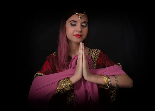 Primo piano di Bella donna caucasica vestita in stile orientale con motivi orientali sulle mani e sul viso, con numerosi bracciali. Indiano donna facendo namaste mani segno — Foto Stock