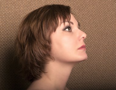 Karanlık bir arka plan üzerinde güzel bir kız profili