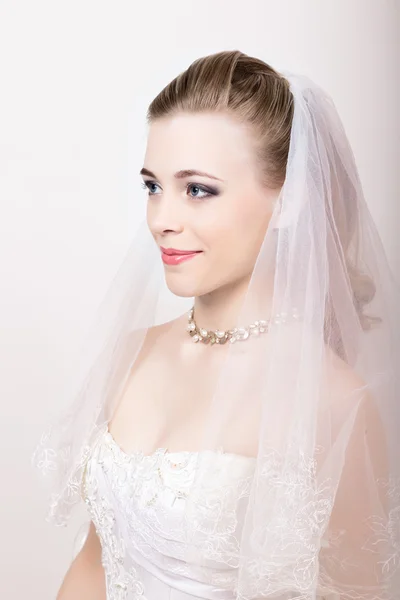 Pengantin cantik dengan gaya rambut pengantin mode. Potret close-up dari pengantin muda yang cantik. Pernikahan. . — Stok Foto
