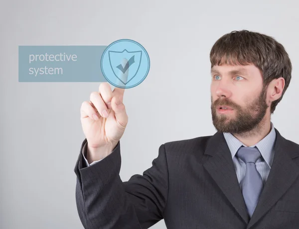 Businessman appuie sur le bouton du système de protection sur les écrans virtuels . — Photo
