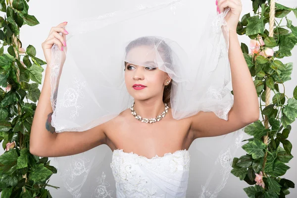 Pengantin cantik dengan gaya rambut pengantin mode. Potret close-up dari pengantin muda yang cantik. Pernikahan, wajah gadis adalah kerudung tersembunyi — Stok Foto