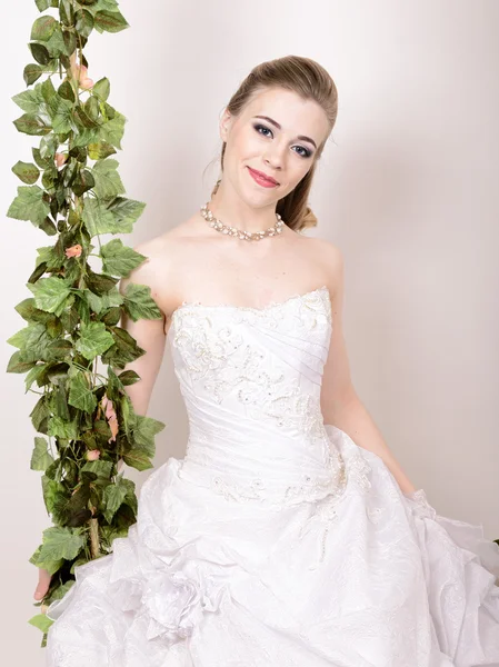 Pengantin cantik dengan gaya rambut pengantin mode. Potret close-up dari pengantin muda yang cantik. Pernikahan. — Stok Foto