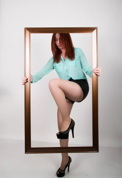 Hermosa mujer rubia joven piernas largas sale de la imagen de marco dlya — Foto de Stock