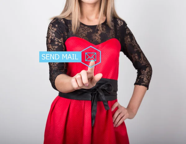 Koncepcja technologii, internet i sieci. piękna kobieta w czerwonej sukience z koronki rękawy. kobieta prasy przycisk Wyślij mail na wirtualnych ekranach — Zdjęcie stockowe