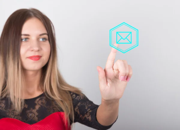 Technologie, internet et concept de réseau. belle femme dans une robe rouge à manches en dentelle. femme appuie sur le bouton mail sur les écrans virtuels — Photo