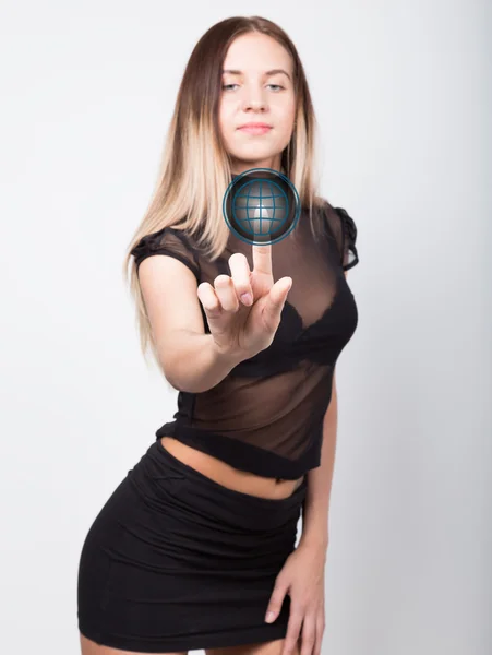 Technologie, internet et concept de réseau. belle femme dans une jupe noire courte et un haut transparent. femme appuie sur le bouton en ligne sur les écrans virtuels — Photo