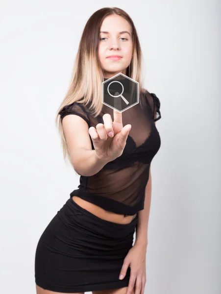 Tecnologia, internet e conceito de rede. bela mulher em uma saia preta curta e um top transparente. mulher pressiona botão de pesquisa em telas virtuais — Fotografia de Stock