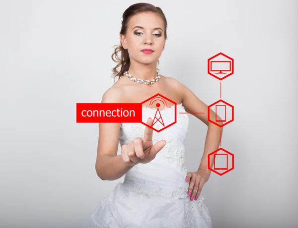 Koncepce technologií, internetu a sítě. Krásná nevěsta v módních svatebních šatech. Tlačítko pro připojení nevěstě na virtuálních obrazovkách — Stock fotografie