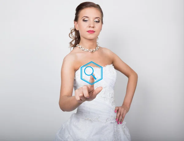 기술, 인터넷 및 네트워킹 개념. 패션 웨딩 드레스의 아름다운 신부입니다. 신부는 가상 화면에 검색 버튼을 누릅니다 — 스톡 사진
