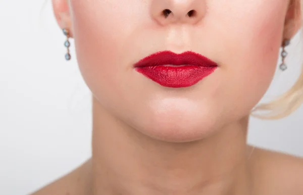 Labios sexys. Detalle de maquillaje labial rojo belleza. Hermoso maquillaje de cerca. Boca abierta sensual. Belleza modelo mujer cara de cerca —  Fotos de Stock