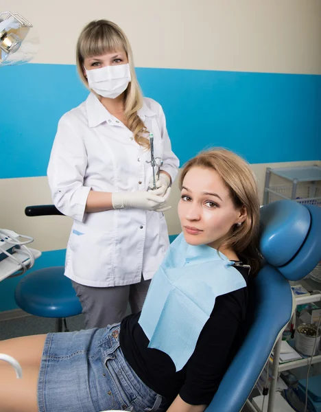 La recepción fue en el dentista femenino. El médico examina la cavidad oral en la caries dental. Protección contra caries. médico pone al paciente una inyección anestésica . —  Fotos de Stock