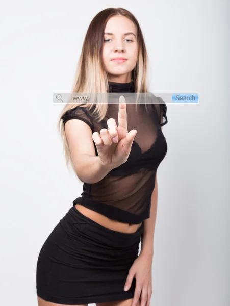 Www. geschrieben in der Suchleiste auf dem virtuellen Bildschirm. Technologie, Internet und Netzwerkkonzept. Mädchen in schwarzem Rock und Oberteil, drückt einen Finger auf einen virtuellen Bildschirm — Stockfoto