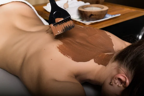 Genç kız spa salonda çikolata beden şal tedavisi, cilt yenileme. Güzellik tedavi kavramı — Stok fotoğraf