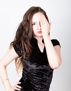 farklı mutlu duygular ile genç kadının portresi. Kız elini gözleri kapalı