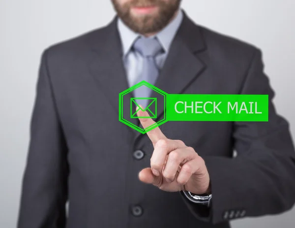 Technologie, Internet en netwerkconcept. man in een zwart Business shirt. vrouw drukt op de knop e-mail controleren op virtuele schermen — Stockfoto