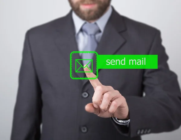 Technologie, Internet en netwerkconcept. man in een zwart Business shirt. vrouw drukt op e-mail verzenden knop op virtuele schermen — Stockfoto