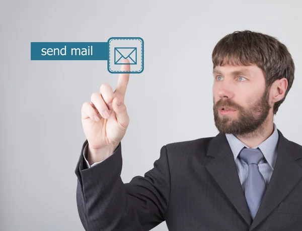 Technologie, Internet en netwerkconcept. man in een zwart Business shirt. vrouw drukt op e-mail verzenden knop op virtuele schermen — Stockfoto