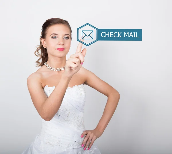 Technologie, internet en netwerken concept. Mooie bruid in mode trouwjurk. Bruid de knop van de e-mail van de controle van de persen op virtuele schermen. — Stockfoto