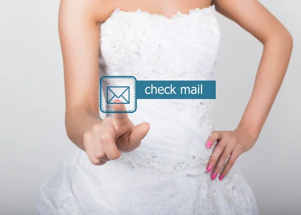 技术、 互联网和网络的概念。在时尚婚纱的美丽新娘。在虚拟屏幕上的新娘压力机检查邮件按钮. — 图库照片