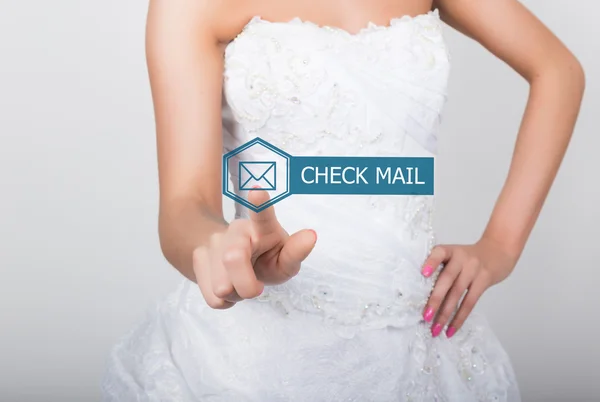Teknologi, internet dan konsep jaringan. Pengantin cantik dengan gaun pengantin. Penekanan pengantin memeriksa tombol surat pada layar virtual . — Stok Foto