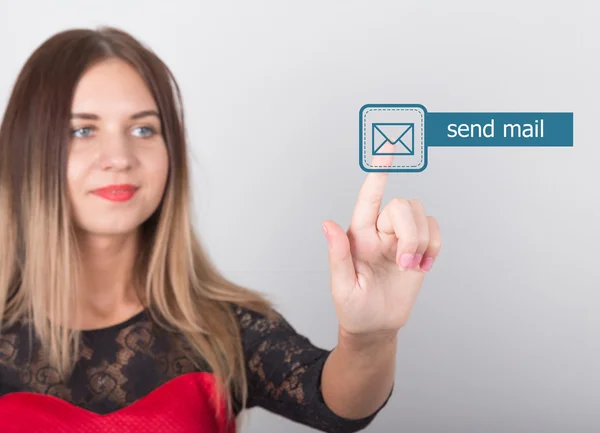 Technologie, internet et concept de réseau. belle femme dans une robe rouge à manches en dentelle. femme appuie sur le bouton d'envoi de courrier sur les écrans virtuels — Photo