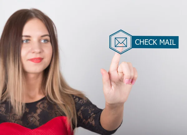 Technologie, internet et concept de réseau. belle femme dans une robe rouge à manches en dentelle. femme appuie sur le bouton Vérifier le courrier sur les écrans virtuels — Photo