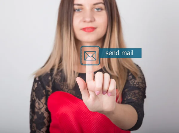 Technologie, internet et concept de réseau. belle femme dans une robe rouge à manches en dentelle. femme appuie sur le bouton d'envoi de courrier sur les écrans virtuels — Photo