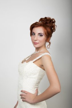 bir Gelinlik Düğün makyaj ve saç modeli ile güzel gelin