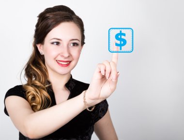 teknolojisi, Internet ve ağ kavramı. güzel kadın siyah gömlekli. kadın dolar, nakit düğmesini sanal ekranlarda presler