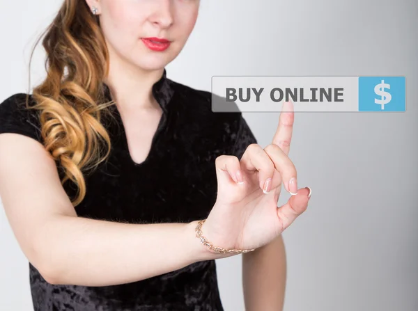 Acheter en ligne écrit dans la barre de recherche sur l'écran virtuel. technologie, internet et concept de réseau. femme dans une chemise d'affaires noire appuie sur le bouton sur les écrans virtuels — Photo