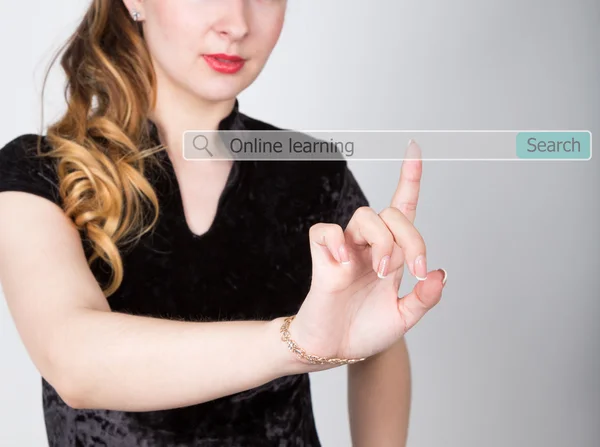 Онлайн-навчання, написане на панелі пошуку на віртуальному екрані. технології, Інтернет та концепція мереж. жінка в чорній діловій сорочці натискає кнопку на віртуальних екранах — стокове фото