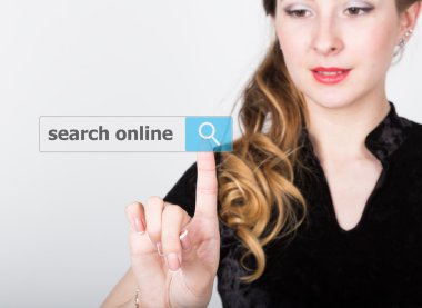 teknolojisi, Internet ve ağ kavramı. güzel kadın siyah gömlekli. kadın sanal ekranlarda arama online düğmeye basmadan