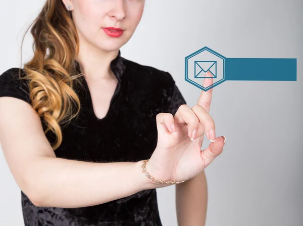 Teknolojisi, Internet ve ağ kavramı. güzel kadın siyah gömlekli. kadın posta düğmesini sanal ekranlarda, boş alan notlar için presler — Stok fotoğraf