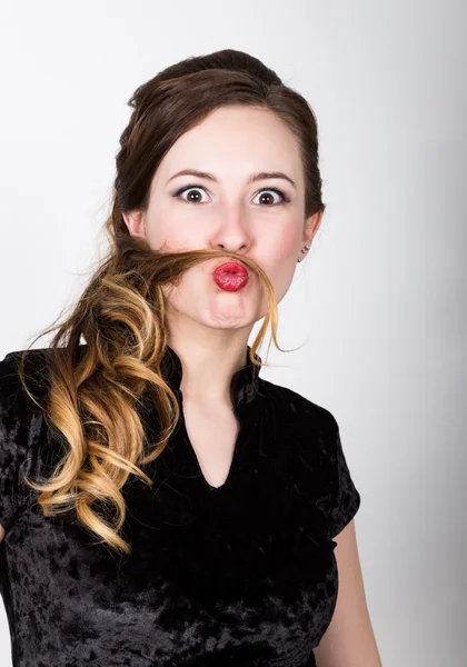 Mujeres jóvenes retrato con diferentes emociones felices. ella hizo de su pelo bigote —  Fotos de Stock