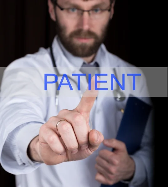 Технології, Інтернет та мережі в медицини концепції - лікар давить пацієнта кнопки на віртуальних екранах. Інтернет-технологій в медицині — стокове фото