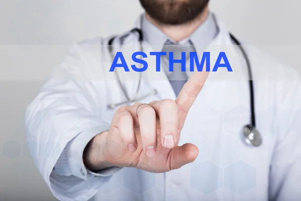Tecnología, internet y redes en el concepto de medicina: el médico presiona el botón de asma en las pantallas virtuales. Tecnologías de Internet en medicina — Foto de Stock