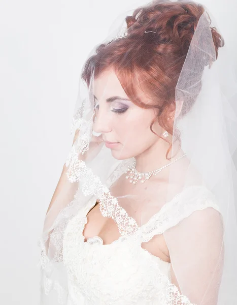 Belle mariée dans une robe de mariée avec un maquillage de mariage et coiffure — Photo