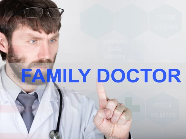 Technologia, internet i sieci w koncepcji medycyny - lekarz naciśnie przycisk lekarza rodzinnego na wirtualnych ekranach. Technologie internetowe w medycynie — Zdjęcie stockowe