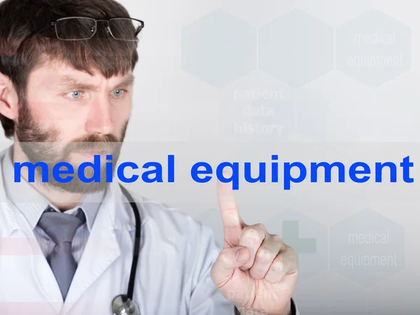 Технології, Інтернет та мережі в медицини концепції - лікар натискає кнопку медичного обладнання на віртуальних екранах. Інтернет-технологій в медицині — стокове фото
