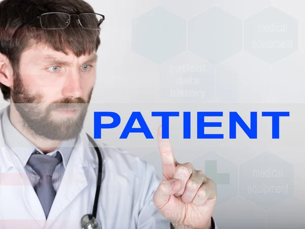 기술, 인터넷, 의학 개념-네트워킹 의사 가상 화면에 환자 버튼을 누른 다. 의학에서 인터넷 기술 — 스톡 사진