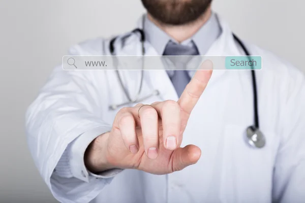 Technológia, az internet és a hálózatépítés a gyógyszer fogalma - orvos megnyomja a gombot a virtuális képernyők. www, virtuális képernyőn keresősávba írt. — Stock Fotó
