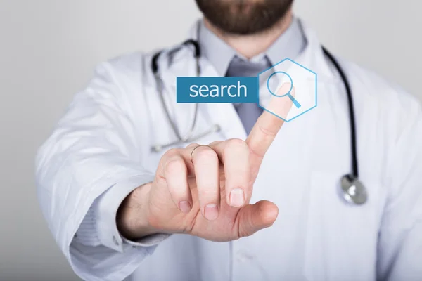 Tecnología, internet y redes en el concepto de medicina - médico presiona botón de búsqueda en las pantallas virtuales. Tecnologías de Internet en medicina — Foto de Stock