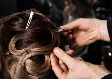 Ana stilist gelin stil evlilik yapar. profesyonel kuaför salon güzel memnun müşteri