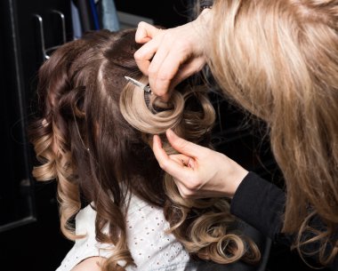 Ana stilist gelin stil evlilik yapar. profesyonel kuaför salon güzel memnun müşteri