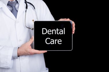 teknolojisi, Internet ve ağ tıp kavram - diş bakımı işareti ile tablet pc tutan doktor. Internet teknolojileri tıpta