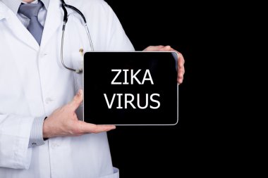 teknolojisi, Internet ve ağ tıp kavram - tablet pc zika virüs işareti ile tutan doktor. Internet teknolojileri tıpta