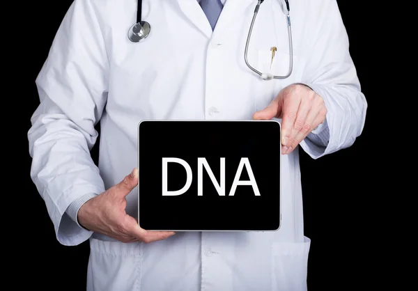 Tecnologia, internet e networking nel concetto di medicina - Dottore in possesso di un tablet pc con segno del DNA. Tecnologie di Internet in medicina — Foto Stock