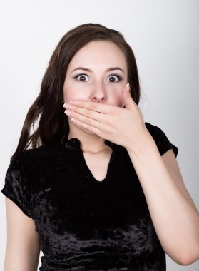 komik rahat gülümseyen güzel kadın sürpriz palm ağız ile kapatın. farklı mutlu duygular